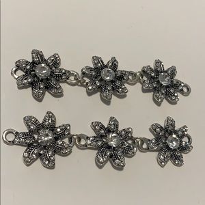 6 flower charms in antique silver